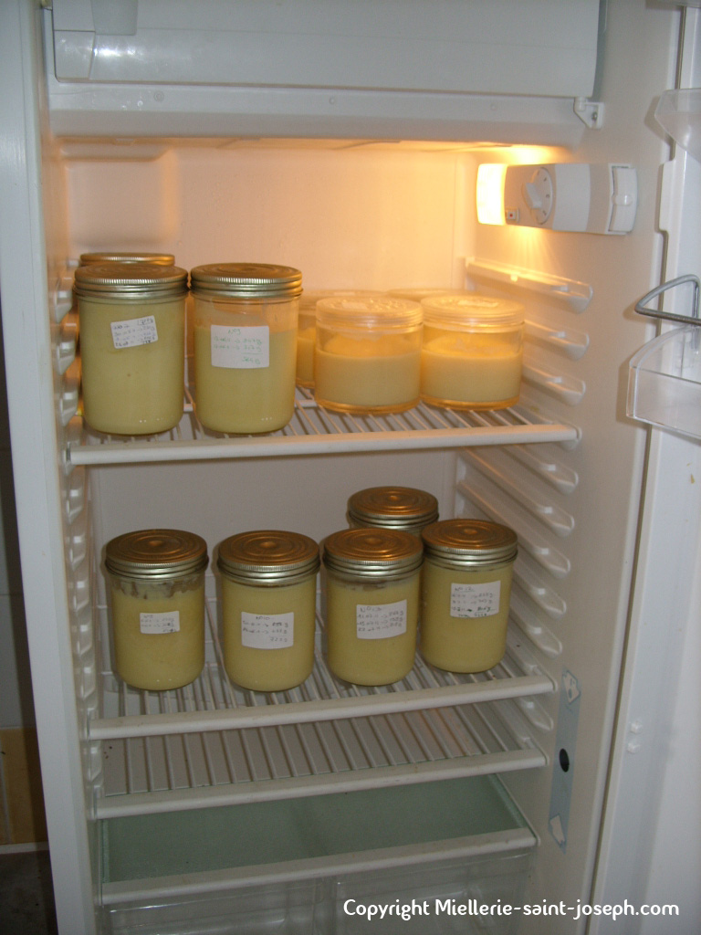 Pots de gelée royale dans le frigo : la récolte d'une saison complète !