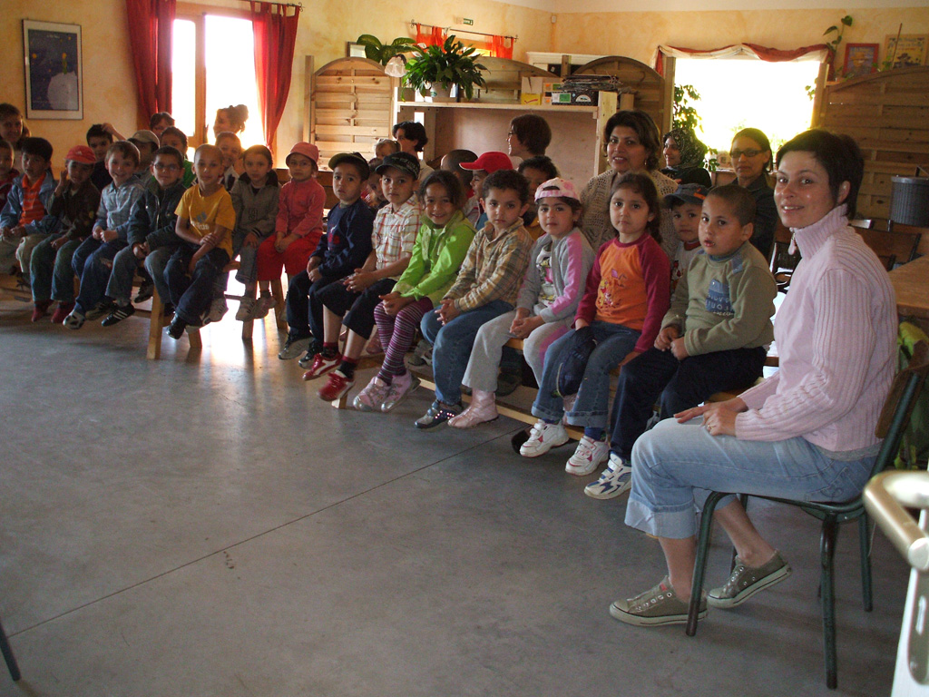 Accueil d'un groupe d'enfants à la miellerie.